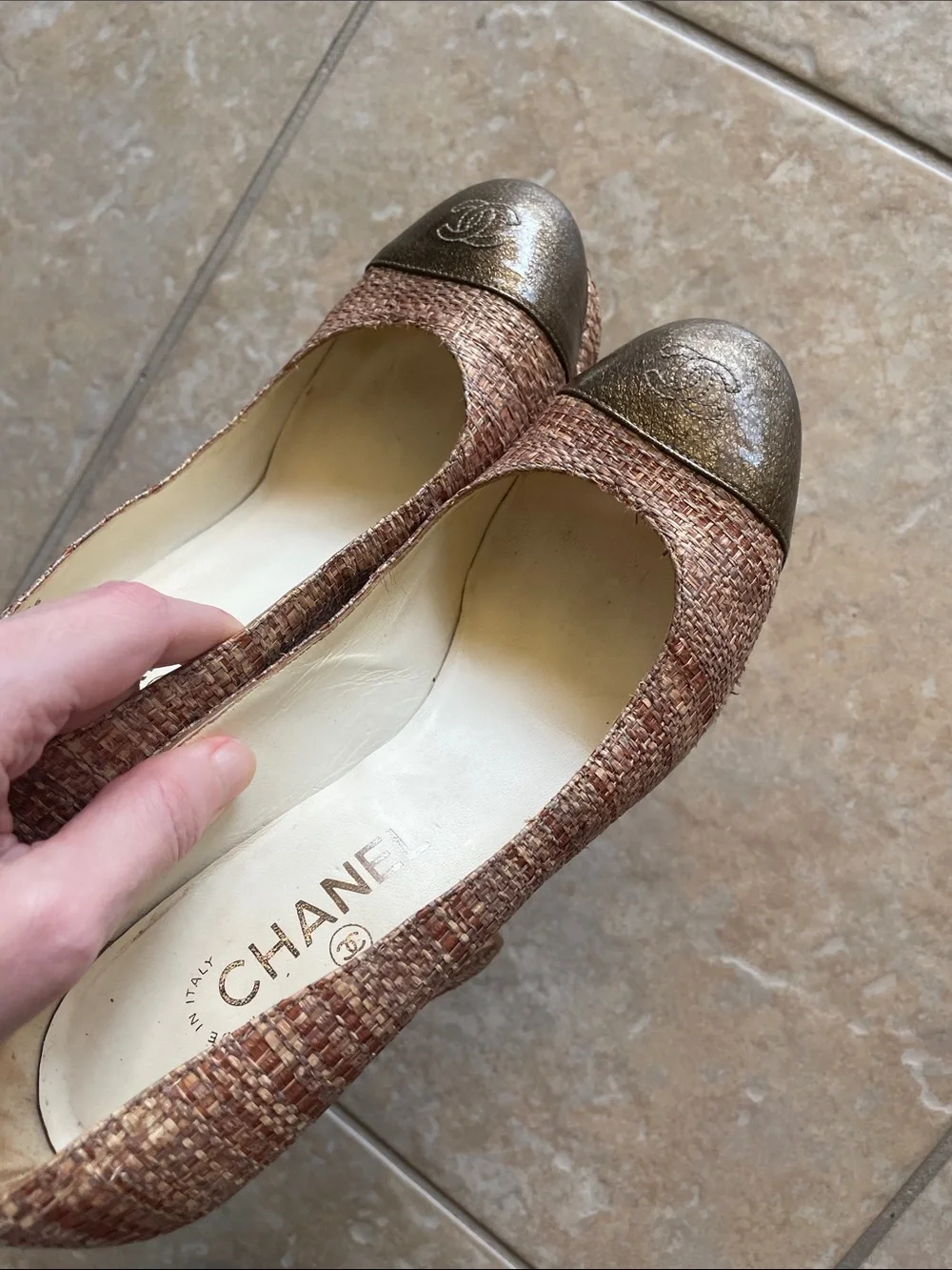 CHANEL Two-Tone Beige and Metallic Cap-Toe tweed heels 38 1/2 38.5